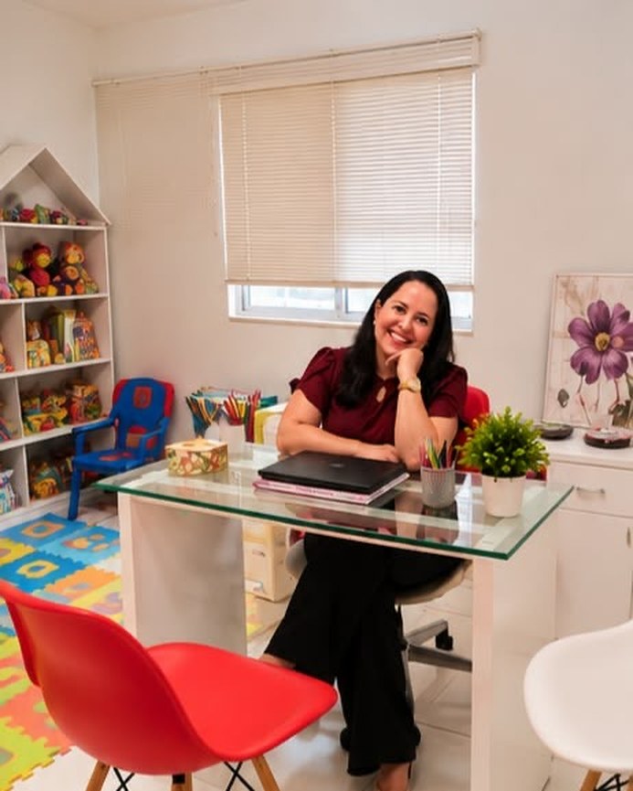 Consultório da psicóloga Daniela Almeida em Maceió, com espaço para atendimento infantil